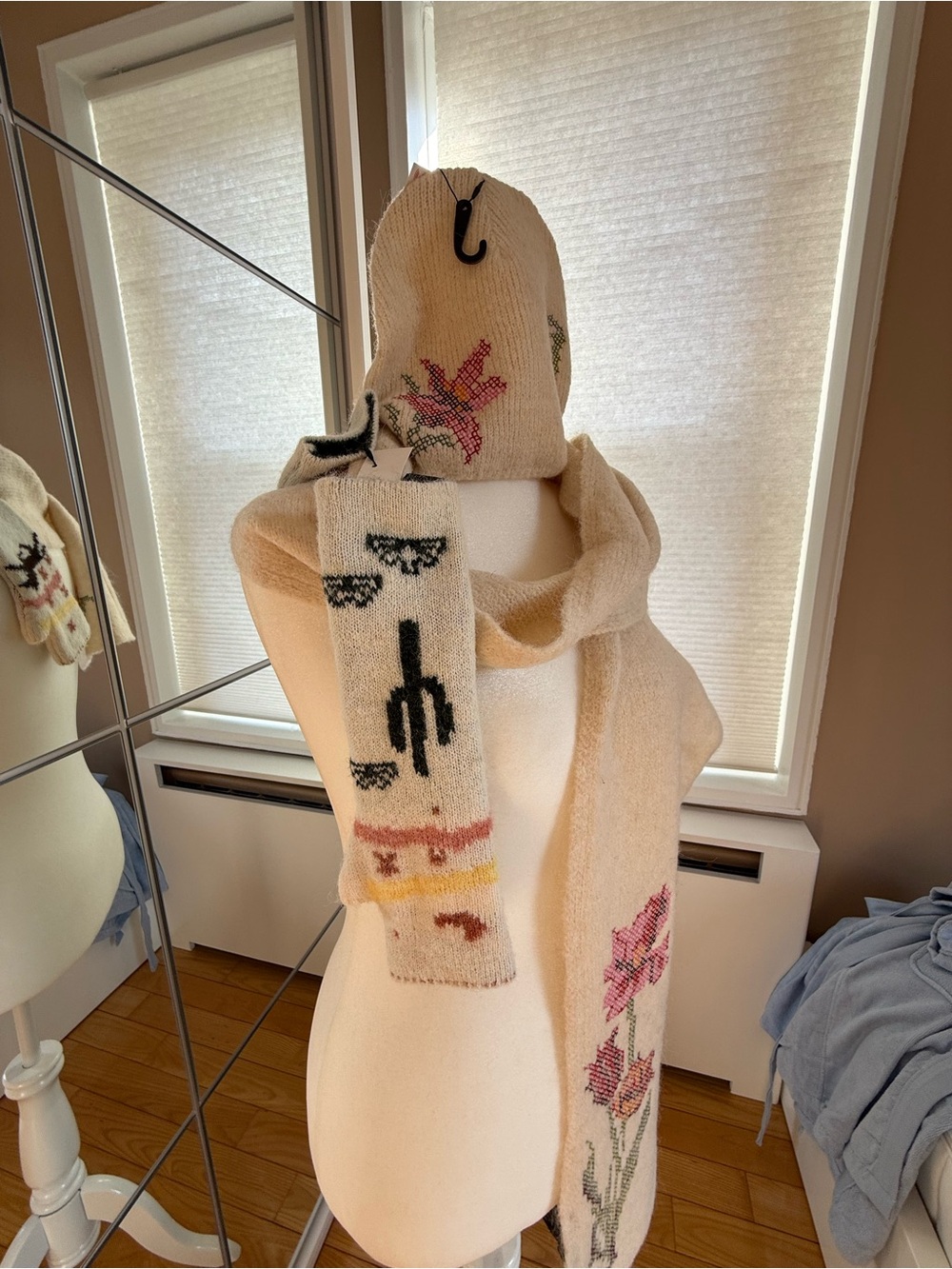 Zara Black Logo hat, scarf and gloves - Picture 2 of 8
